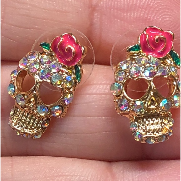 🐈⬛Goth SKULL/rhinestone earrings-gold, pretty/goth/Halloween, day of the dead - Picture 7 of 9